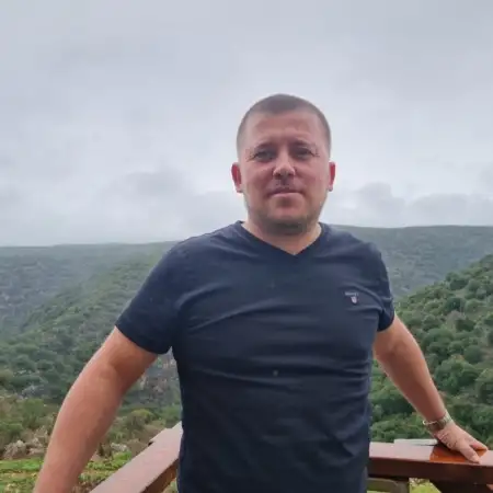 Vanya, 42 אור עקיבא