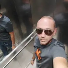 תמונה רונן 1 עולה במעלית