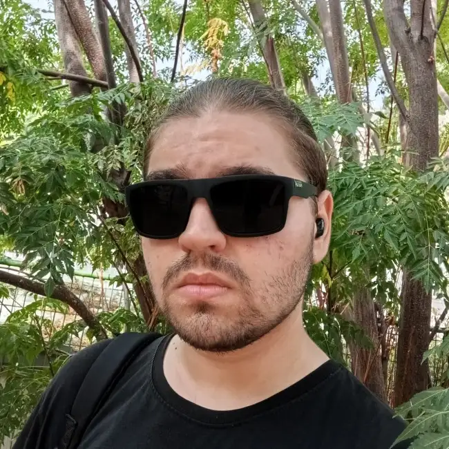 Denni, 24
