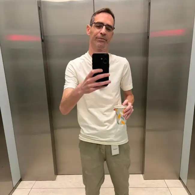 Gil, 43