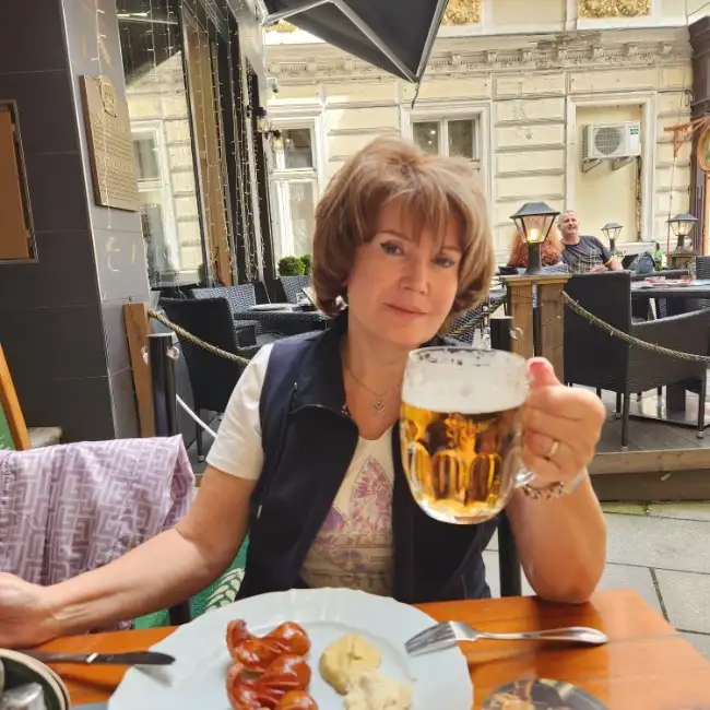 Sandra, 69